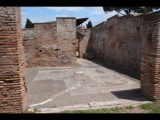 02845 ostia - regio v - insula v - caseggiato dell'invidioso (v,v,1) - gesehen von der semita dei cippi - 2016.jpg